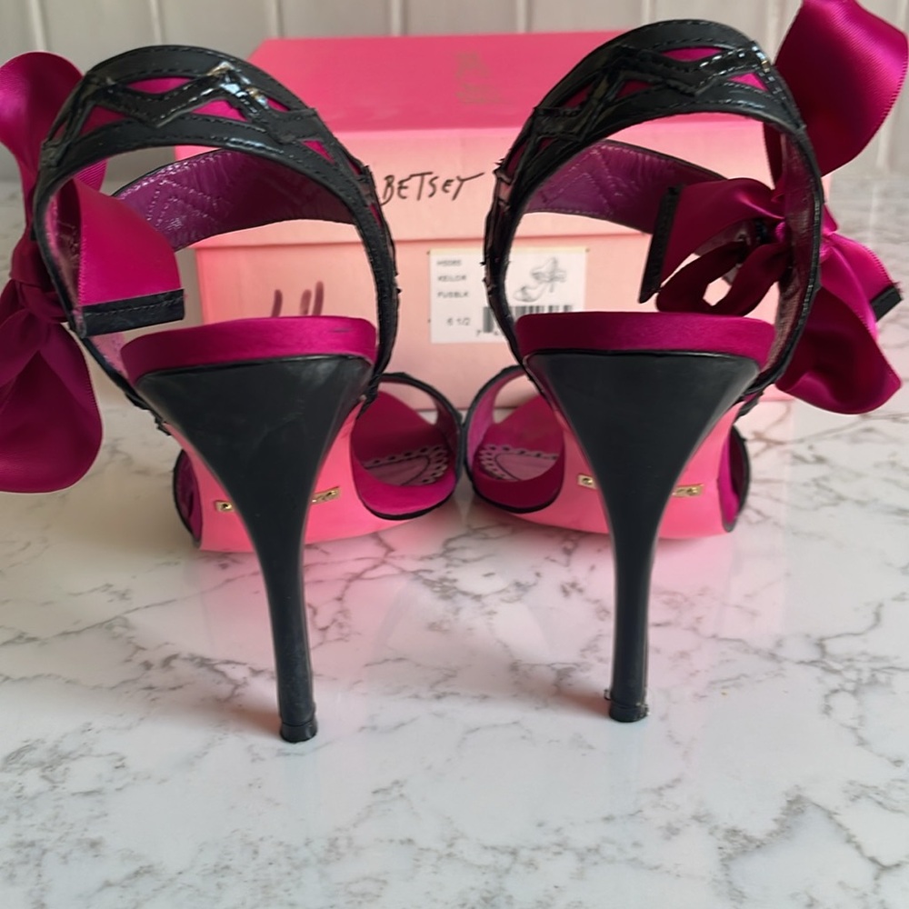 Betsy Johnson, Fuschia and black heels 6.5 - Picture 4 of 5